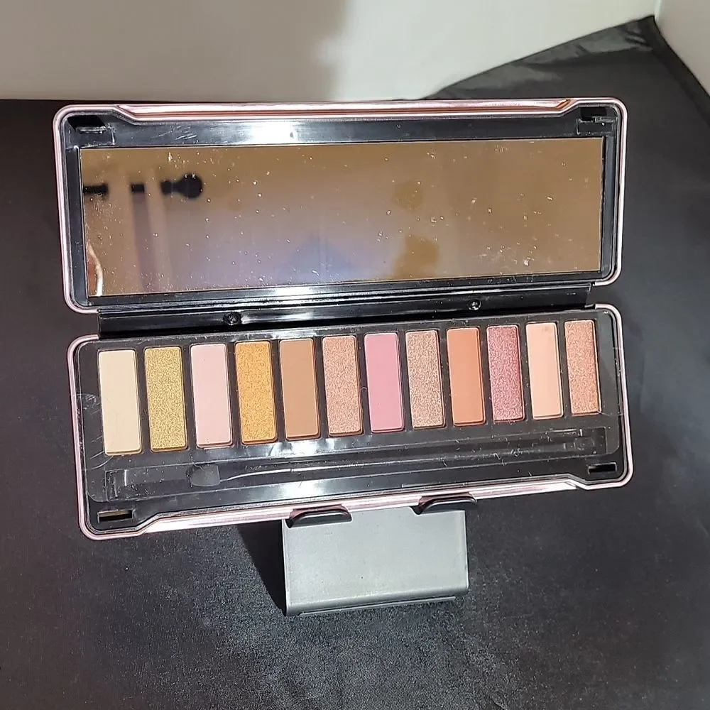 BRAND NEW ELLEN TRACY 12 EYESHADOW PALETTE